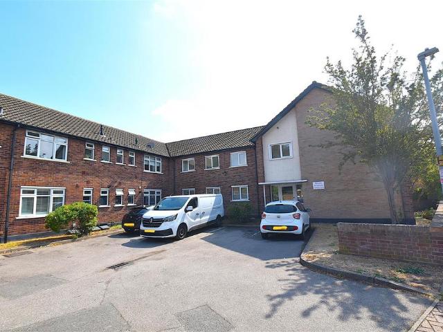 Flat for sale in Sutton, Barling