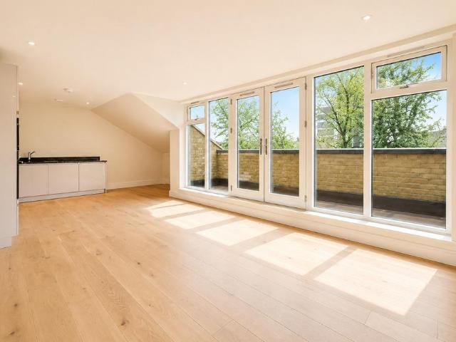 Flat for sale in Stockwell, Greater London