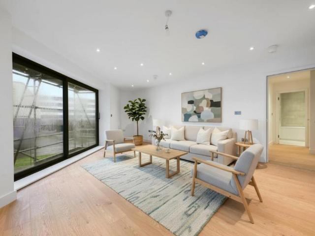 Flat for sale in London Borough of Hounslow, Greater London
