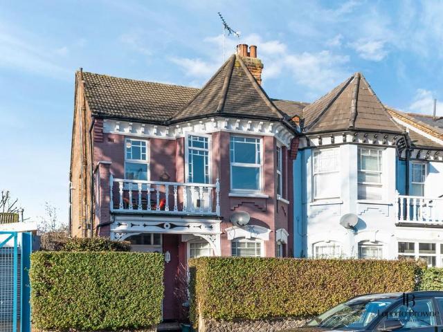 Flat for sale in Dollis Hill, Greater London