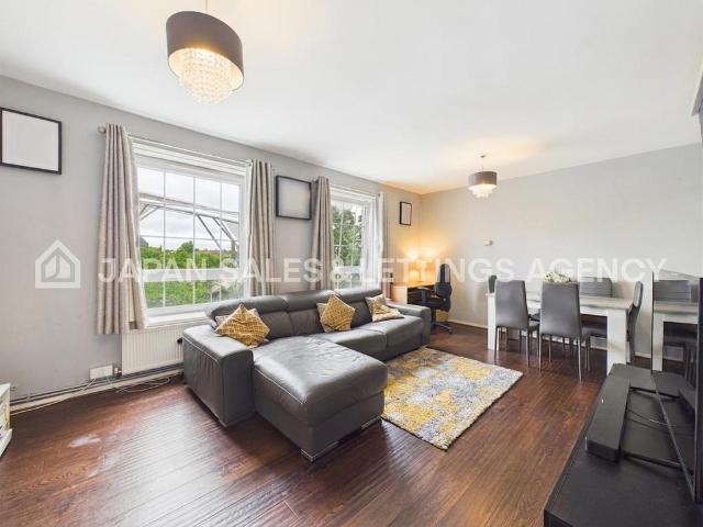 Flat for sale in Oval, Greater London