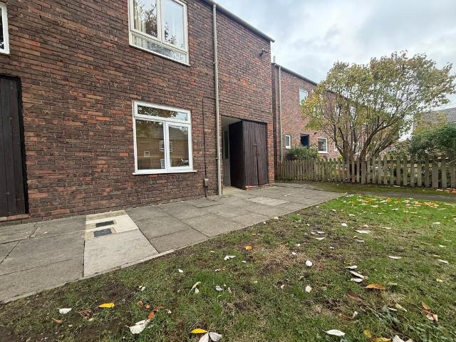 Flat for sale in Yiewsley, Isle Of Man
