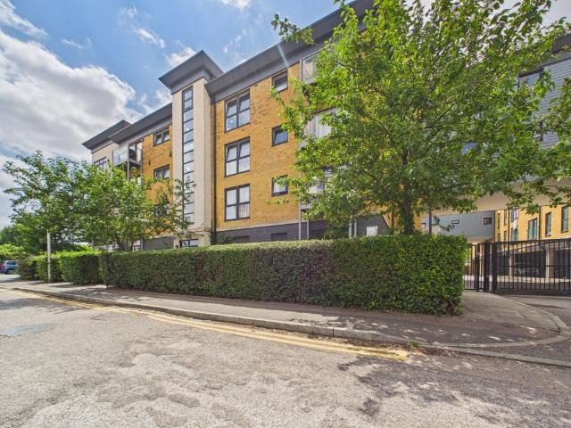 Flat for sale in Strood