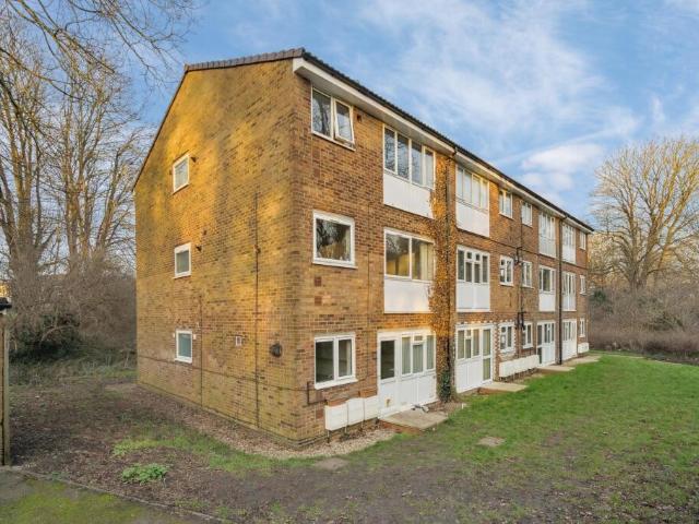 Flat for sale in Woodhall Farm, Pouchen End