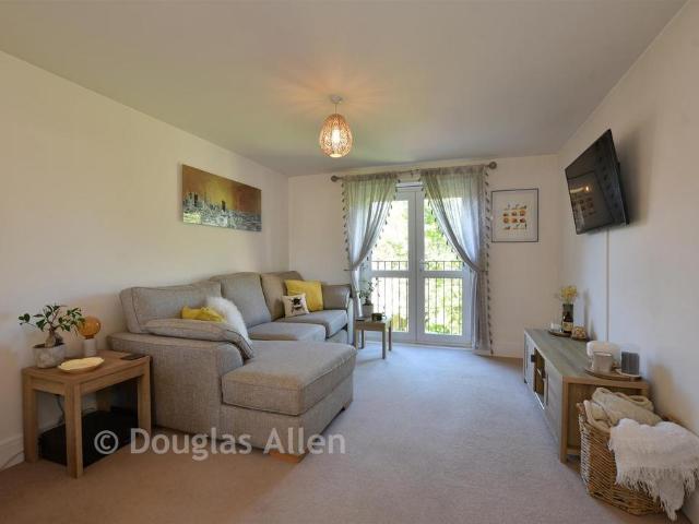 Flat for sale in Navestock Side, Essex