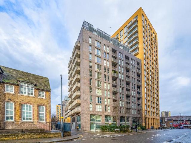 Flat for sale in London Borough of Lewisham, Ladywell