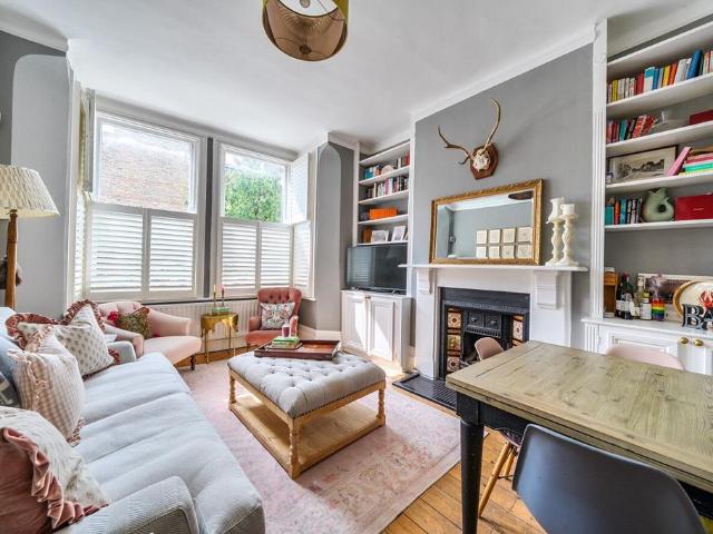 Flat for sale in Clapham Junction, Greater London