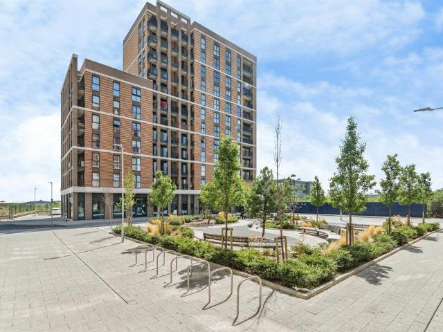Flat for sale in South Hornchurch, Greater London