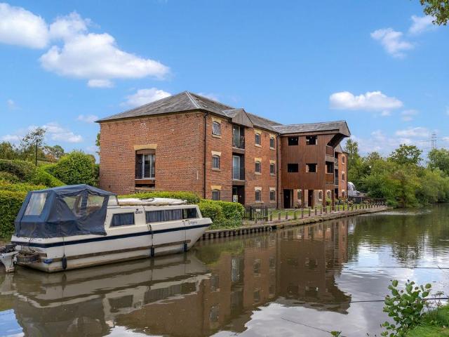 Flat for sale in Preston Brook