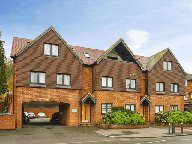 Flat for sale in London Borough of Croydon, Kenley