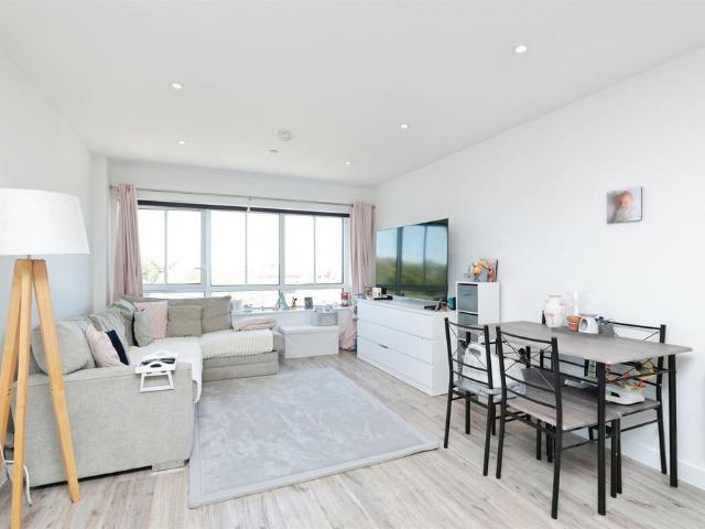 Flat for sale in North Watford