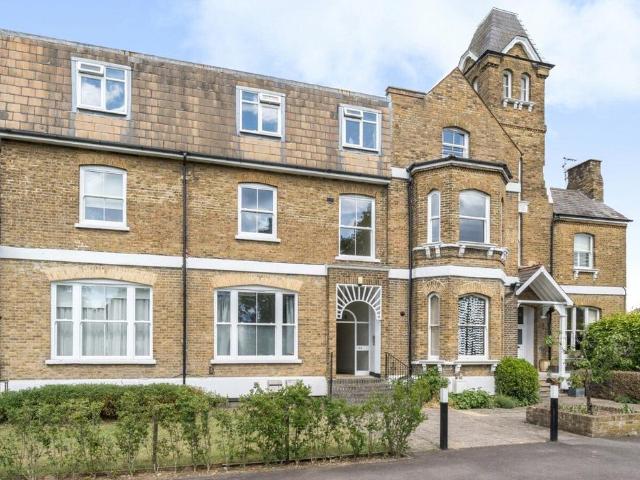 Flat for sale in Hampton Hill, Greater London