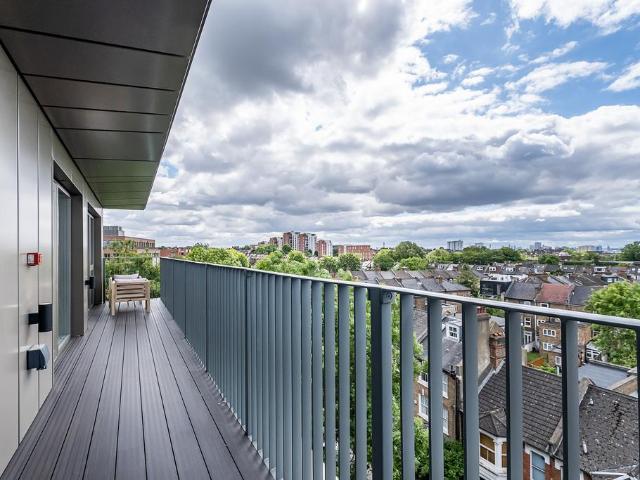 Flat for sale in West Hampstead, Greater London