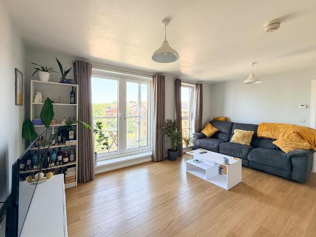 Flat for sale in Highfield, Pouchen End