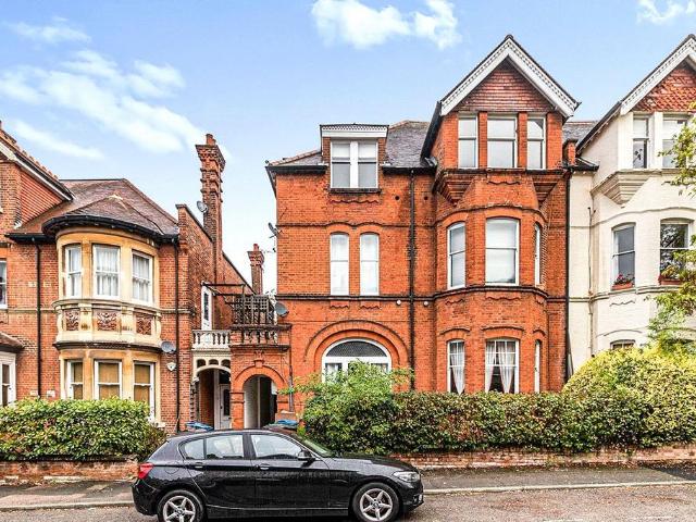 Flat for sale in Surbiton, Greater London