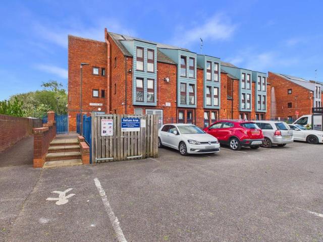 Flat for sale in Southcourt, Aylesbury
