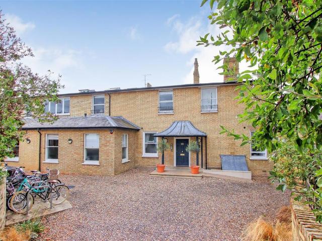 Flat for sale in Arbury, Cambridgeshire
