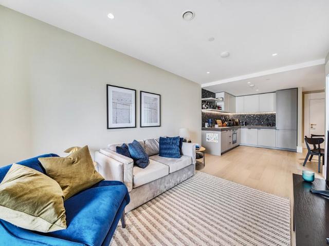 Flat for sale in Greenwich Peninsula, Cat Hill