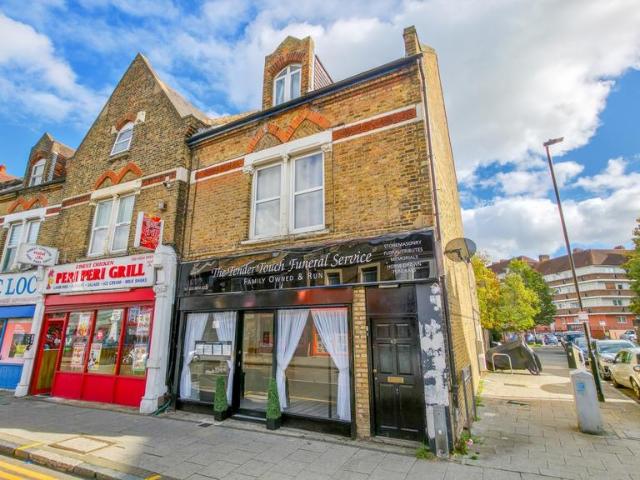 Flat for sale in Shooters Hill, Greater London