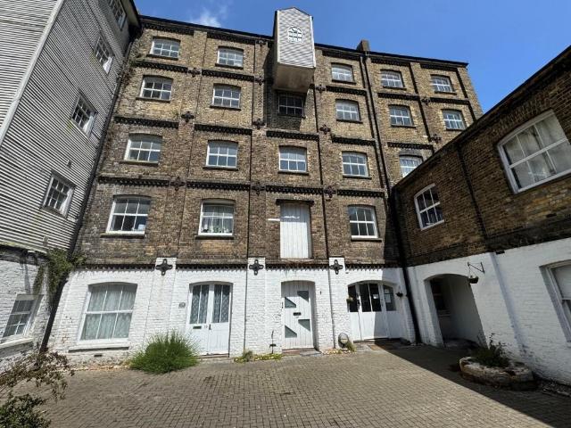 Flat for sale in Buckland, Ash