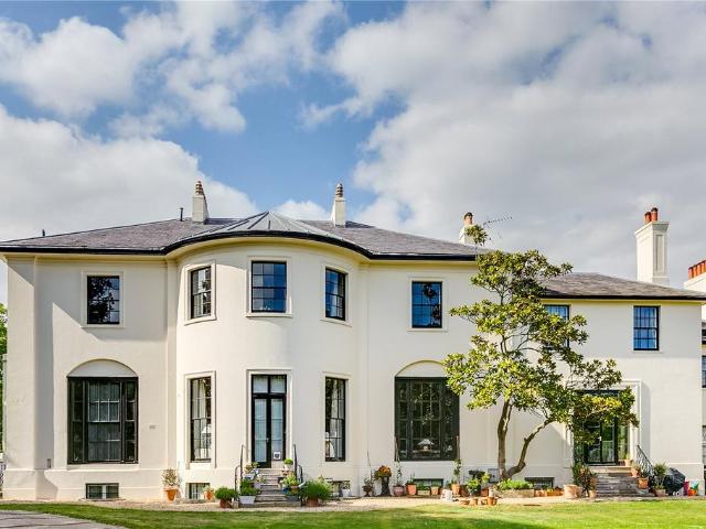 Flat for sale in Roehampton, Greater London