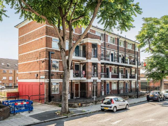 Flat for sale in Old Kent Road, Greater London