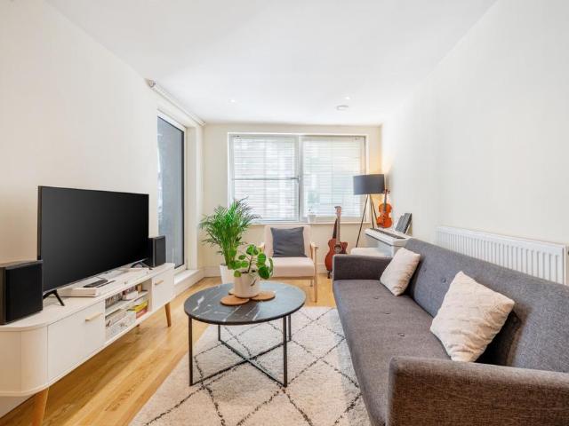 Flat for sale in Isle Of Dogs, Greater London