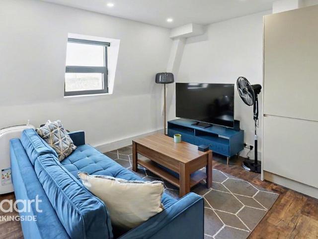 Flat for sale in Barkingside, Greater London