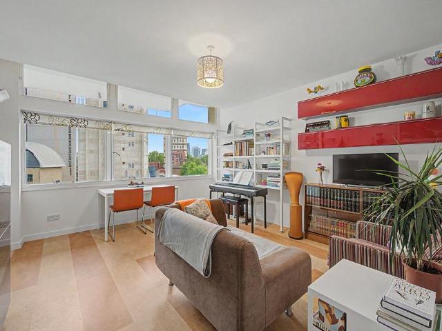 Flat for sale in London Borough of Southwark, Greater London