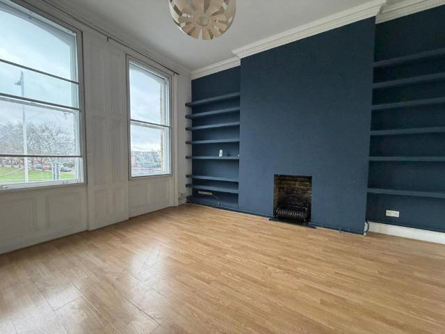 Flat for sale in Wanstead, Greater London