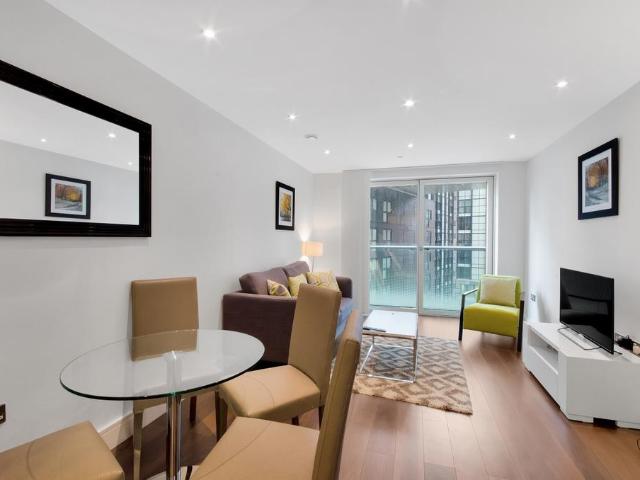 Flat for sale in Millwall, Greater London