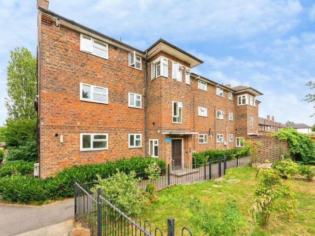 Flat for sale in Elstree and Borehamwood, Borehamwood