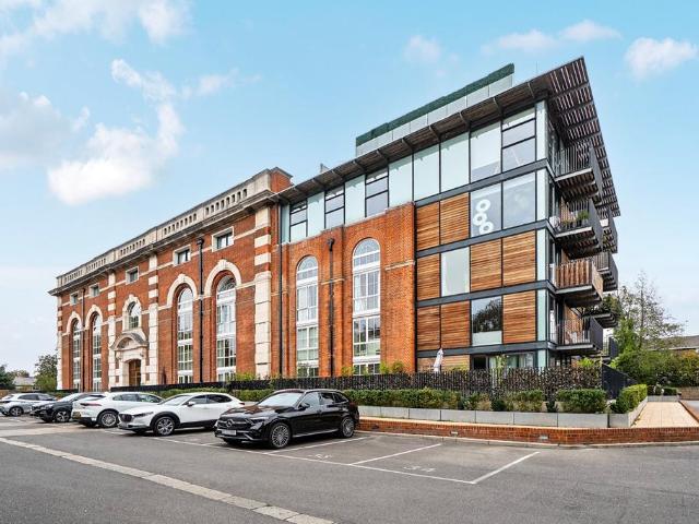 Flat for sale in London Borough of Hammersmith and Fulham, Greater London