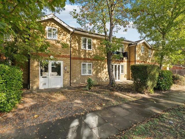 Flat for sale in Cheshunt, Broxbourne