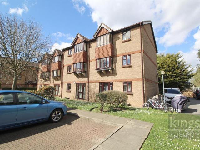 Flat for sale in Broxbourne, Hertfordshire