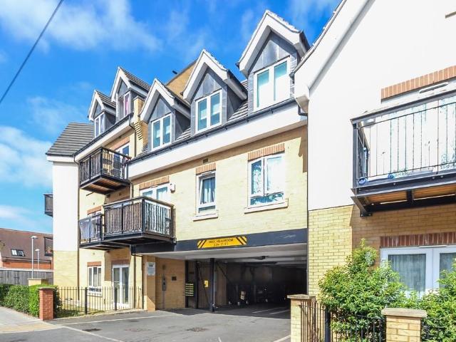 Flat for sale in London Borough of Ealing, Greater London
