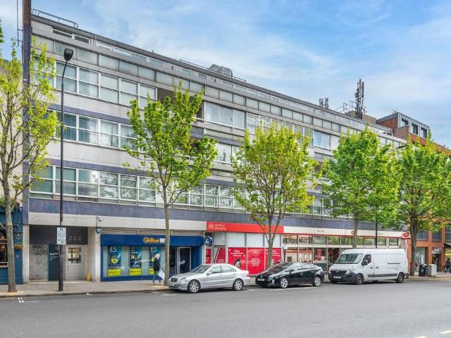 Flat for sale in Kensington, Greater London