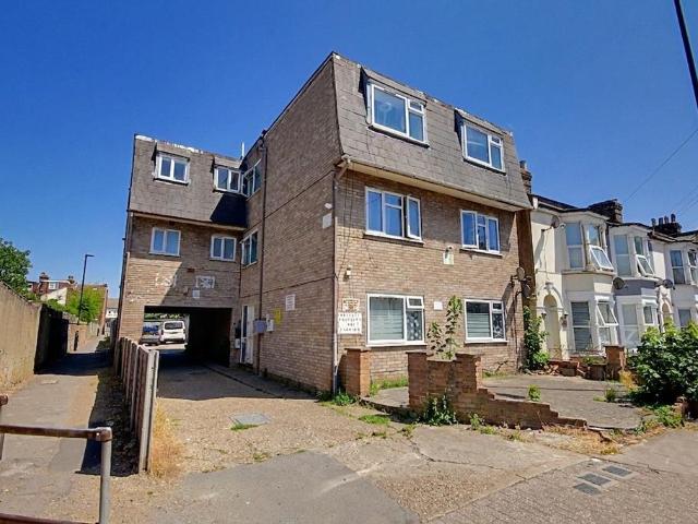 Flat for sale in Ponders End, Greater London