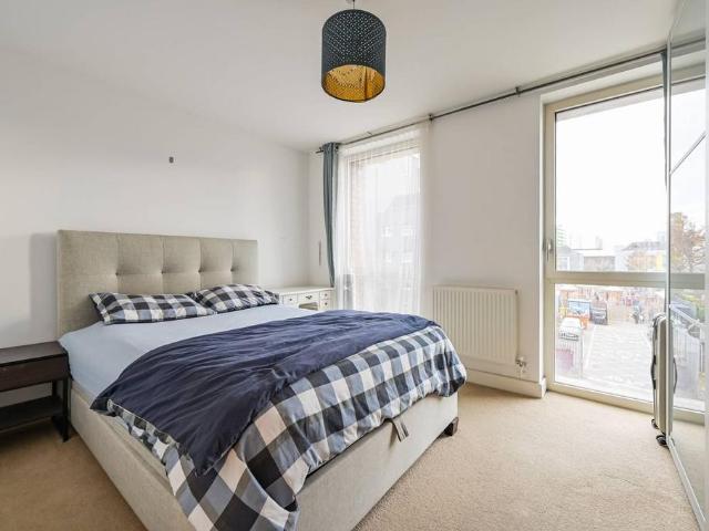 Flat for sale in Bromley-by-Bow, Poplar Grove