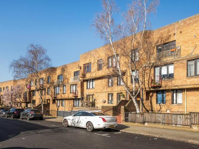 Flat for sale in North Kensington, Greater London