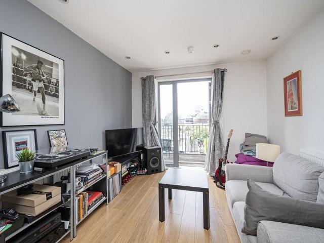 Flat for sale in St. George in the East, Wapping