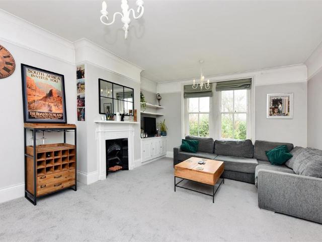 Flat for sale in Surbiton, Greater London