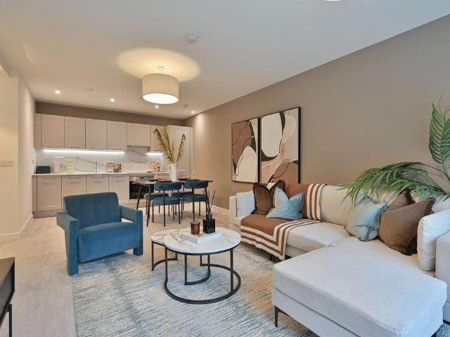Flat for sale in Harrow Weald, Greater London