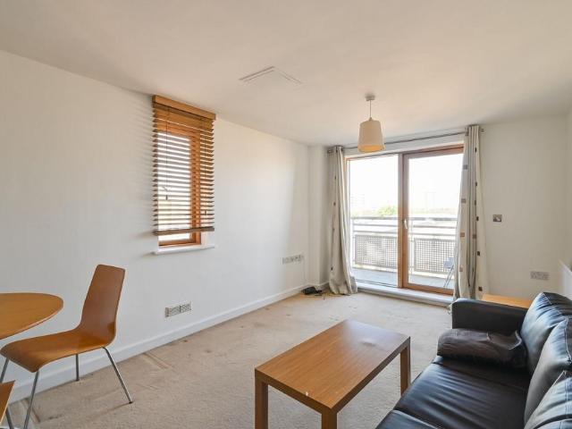 Flat for sale in Old Ford, Bow