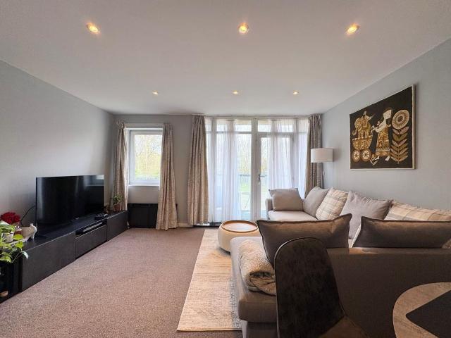 Flat for sale in West Finchley, Greater London