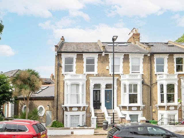 Flat for sale in Highbury, Greater London