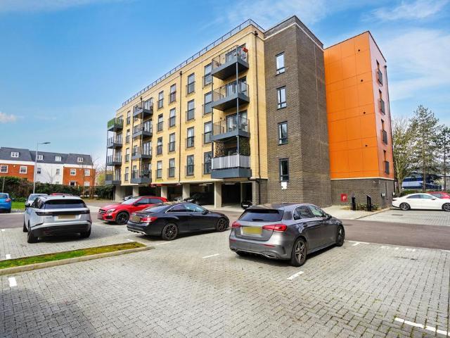 Flat for sale in Worcester Park Estate, Monks Orchard