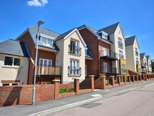 Flat for sale in Connaught Park, Bushey