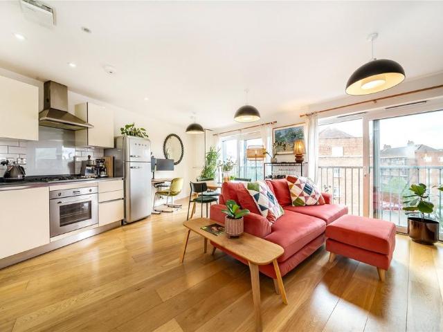Flat for sale in South Hackney, Greater London