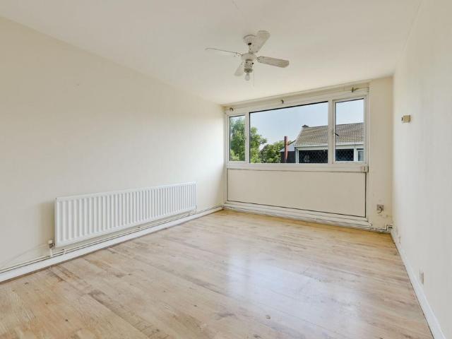 Flat for sale in London Borough of Hounslow, Greater London